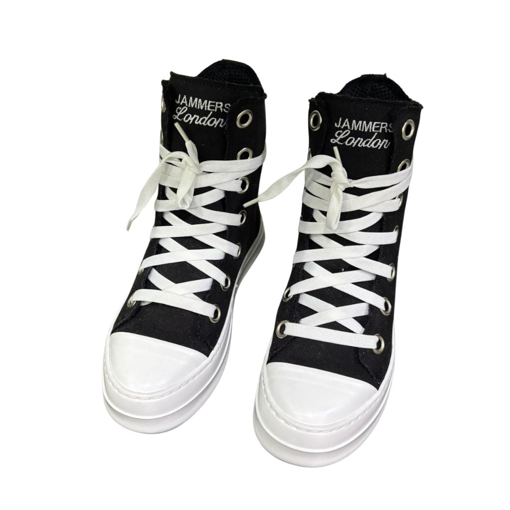Stivaletto alto in tela nera Jammers London con lacci oversize bianchi, occhielli argento e suola platform bianca.