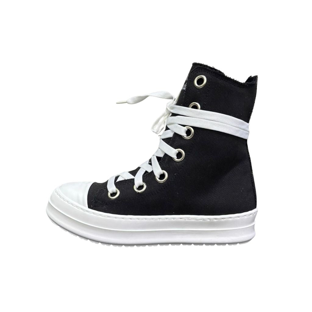Stivaletto alto in tela nera Jammers London con lacci oversize bianchi, occhielli argento e suola platform bianca.