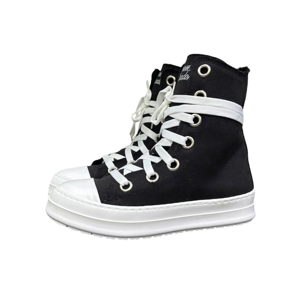 Stivaletto alto in tela nera Jammers London con lacci oversize bianchi, occhielli argento e suola platform bianca.