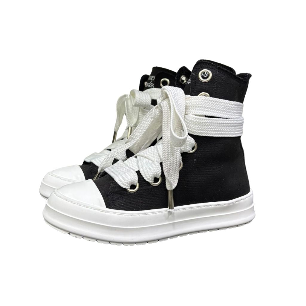 Stivaletto alto in tela nera Jammers London con lacci oversize bianchi, occhielli argento e suola platform bianca.