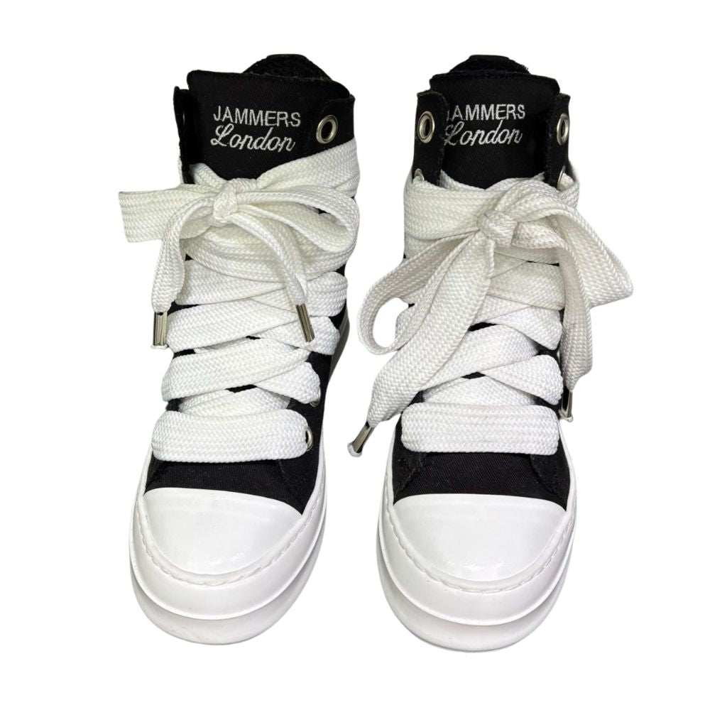 Stivaletto alto in tela nera Jammers London con lacci oversize bianchi, occhielli argento e suola platform bianca.
