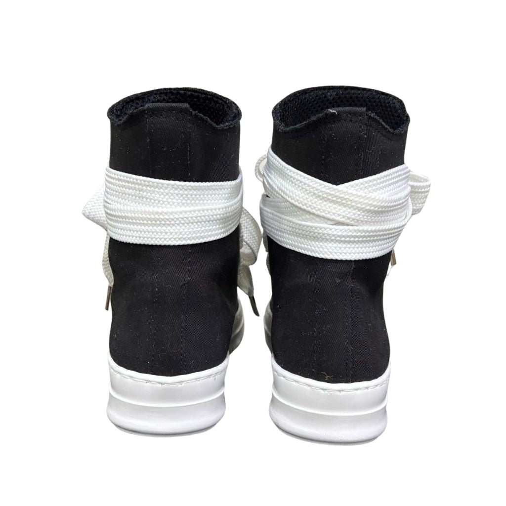 Stivaletto alto in tela nera Jammers London con lacci oversize bianchi, occhielli argento e suola platform bianca.
