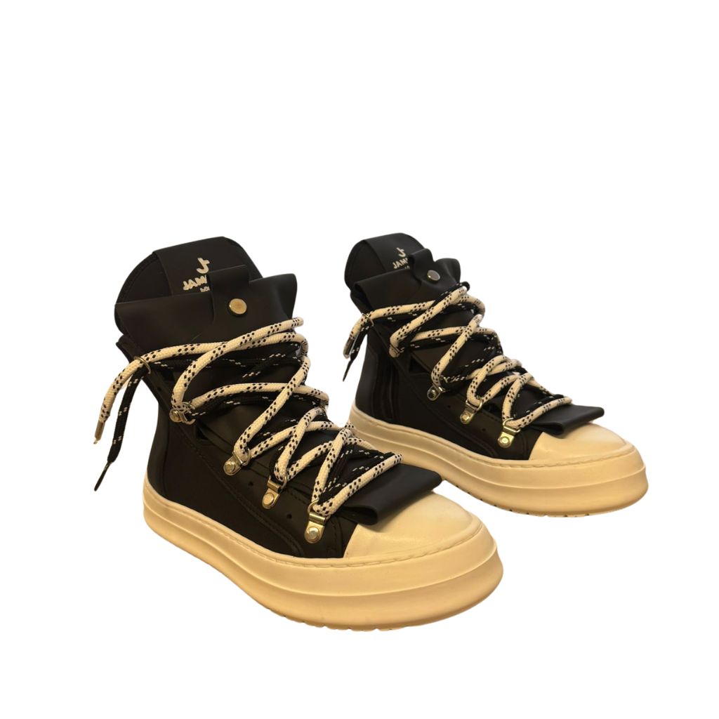 Sneaker high-top Jammers London in nabuk nero, doppio laccio a contrasto, ganci dorati, suola platform beige.