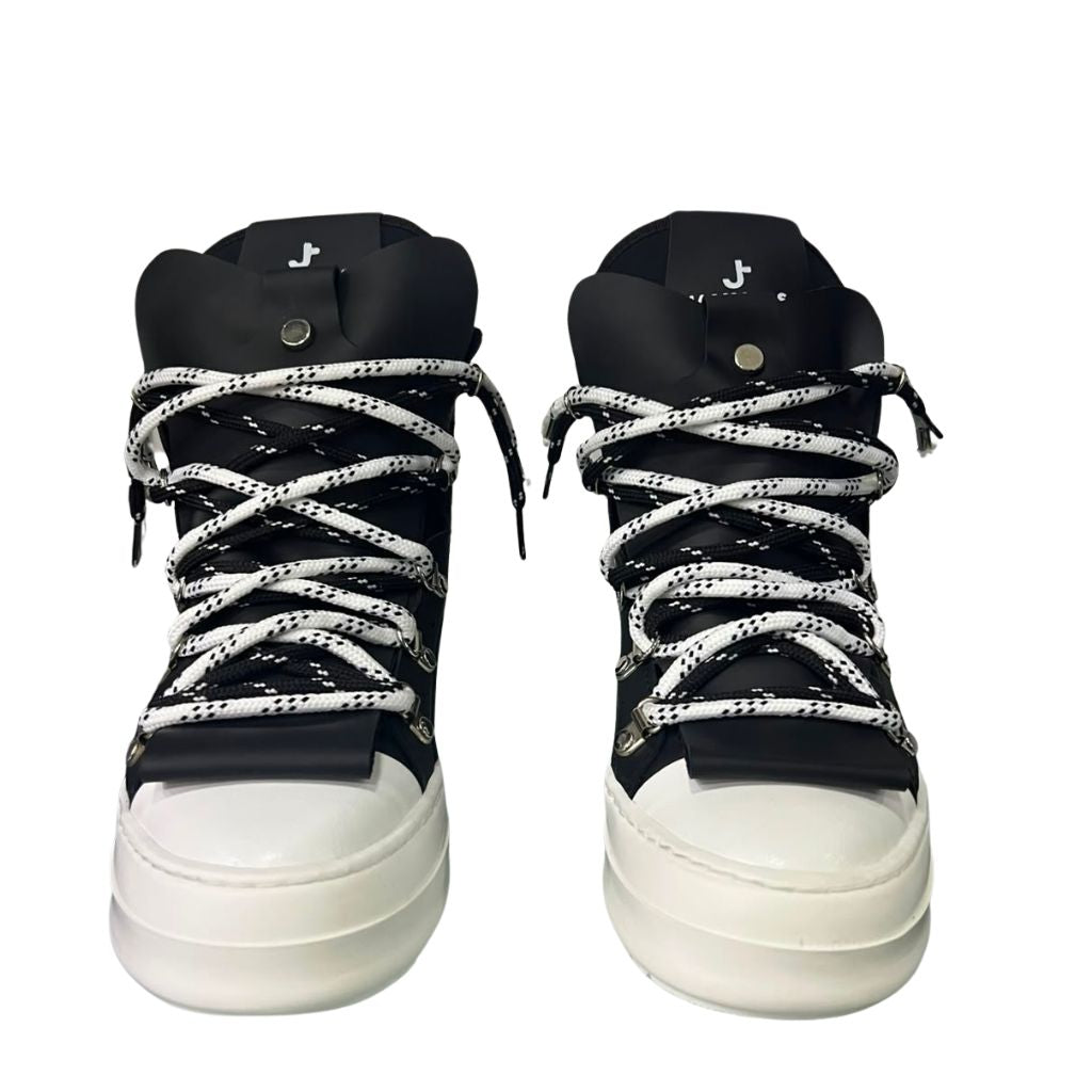 Sneaker high-top Jammers London in pelle nera, doppio laccio a contrasto, ganci argentati, suola platform bianca.