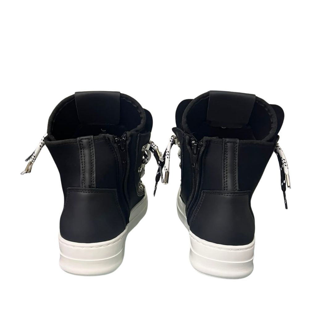 Sneaker high-top Jammers London in pelle nera, doppio laccio a contrasto, ganci argentati, suola platform bianca.