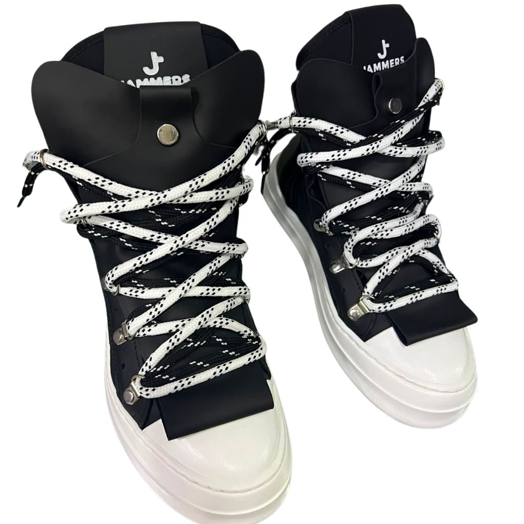 Sneaker high-top Jammers London in pelle nera, doppio laccio a contrasto, ganci argentati, suola platform bianca.