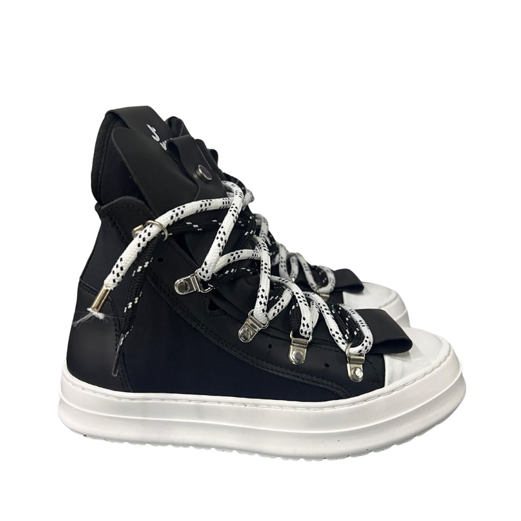 Sneaker high-top Jammers London in pelle nera, doppio laccio a contrasto, ganci argentati, suola platform bianca.