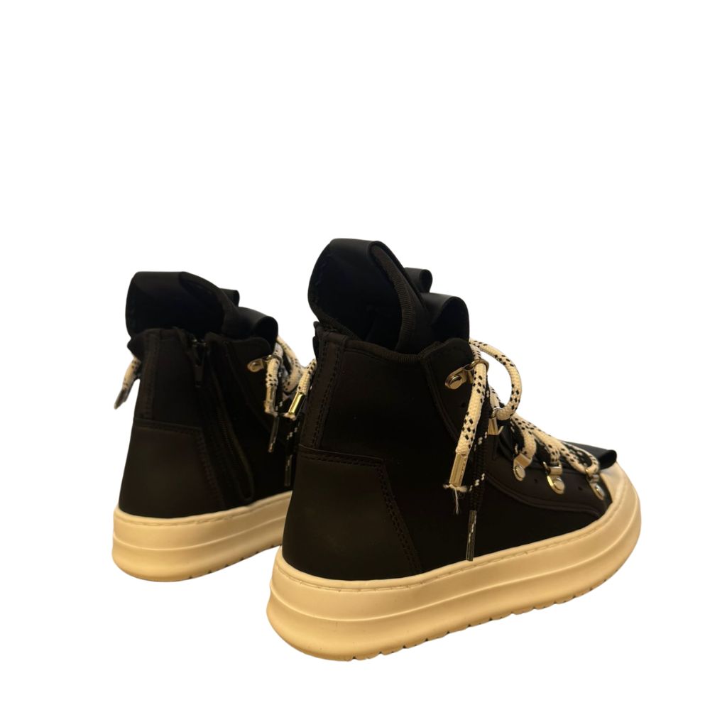 Sneaker high-top Jammers London in nabuk nero, doppio laccio a contrasto, ganci dorati, suola platform beige.