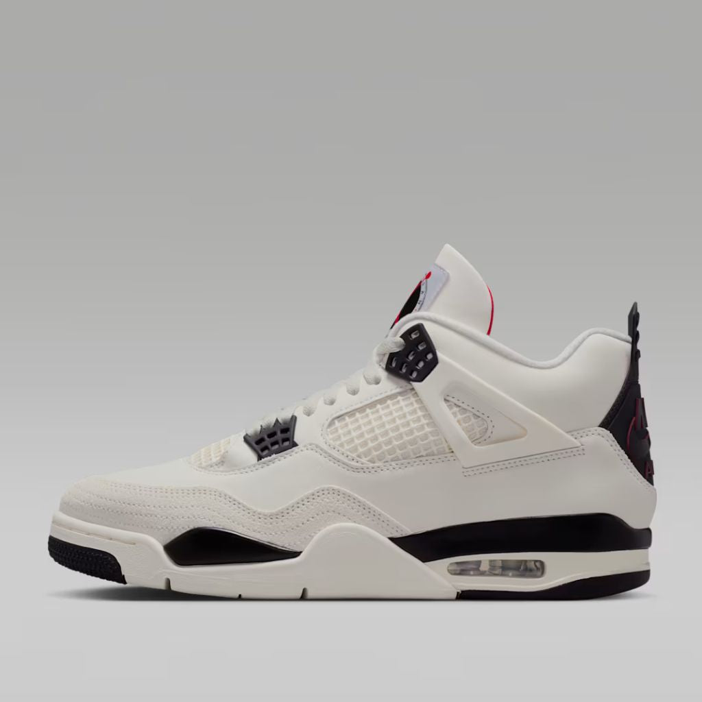 Air Jordan 4 sneaker bianca con dettagli neri e rossi