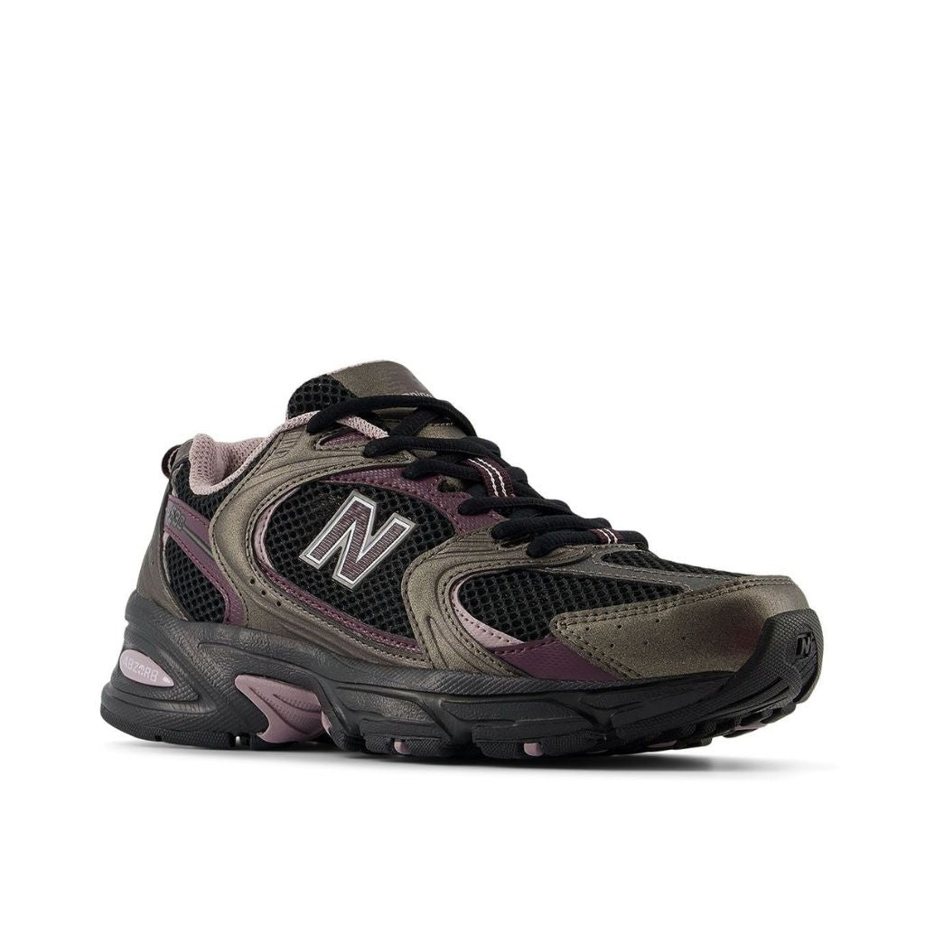 New Balance 530 sneaker nera con dettagli prugna e rosa