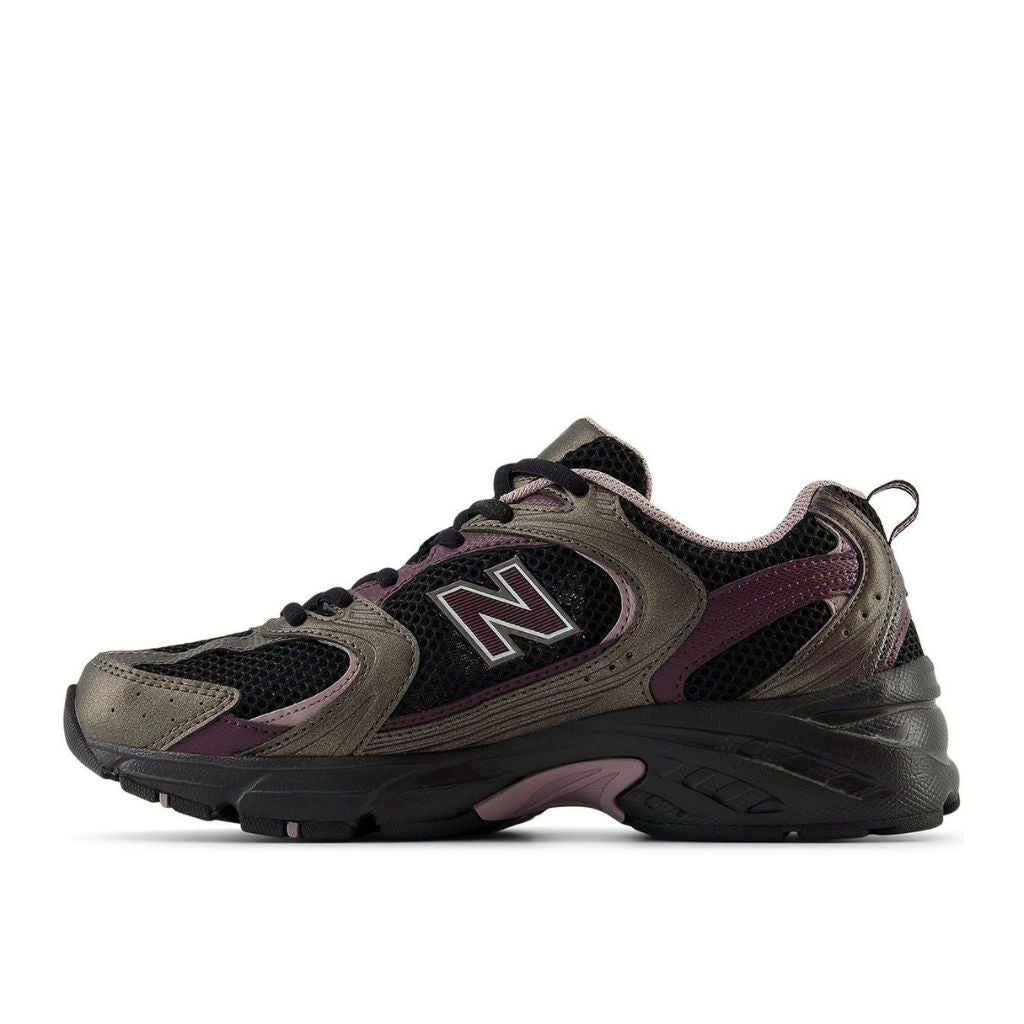 New Balance 530 sneaker nera con dettagli prugna e rosa