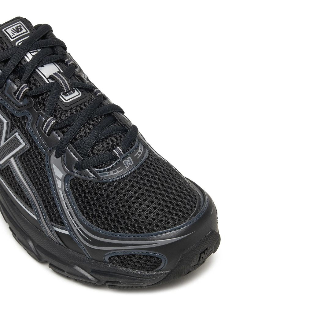 Sneaker New Balance 740 total black, dettagli silver, suola ABZORB.