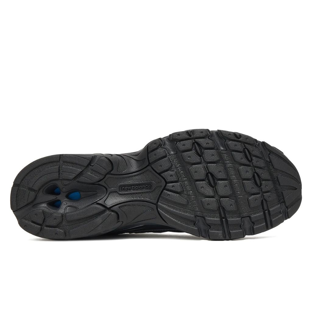 Sneaker New Balance 740 total black, dettagli silver, suola ABZORB.