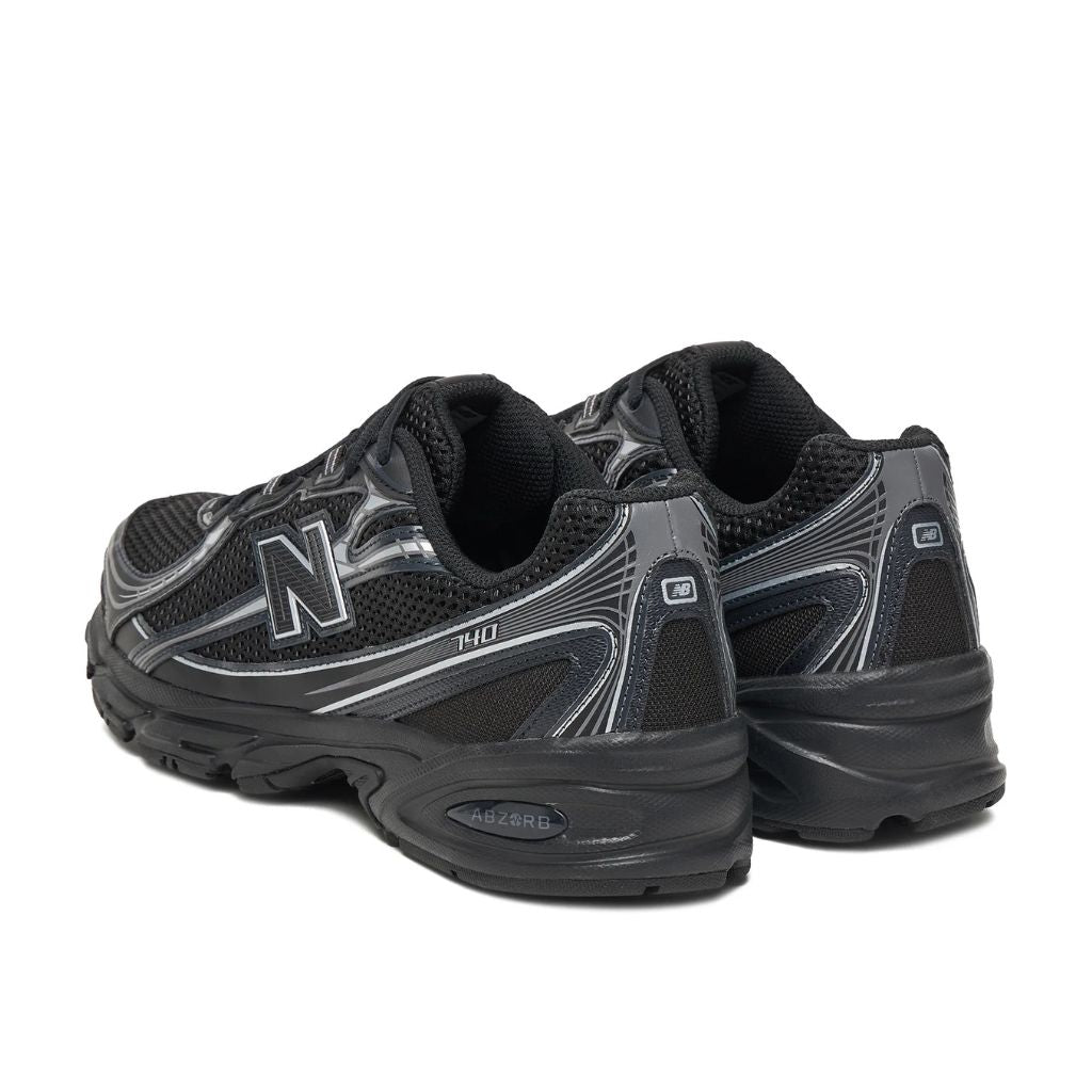 Sneaker New Balance 740 total black, dettagli silver, suola ABZORB.