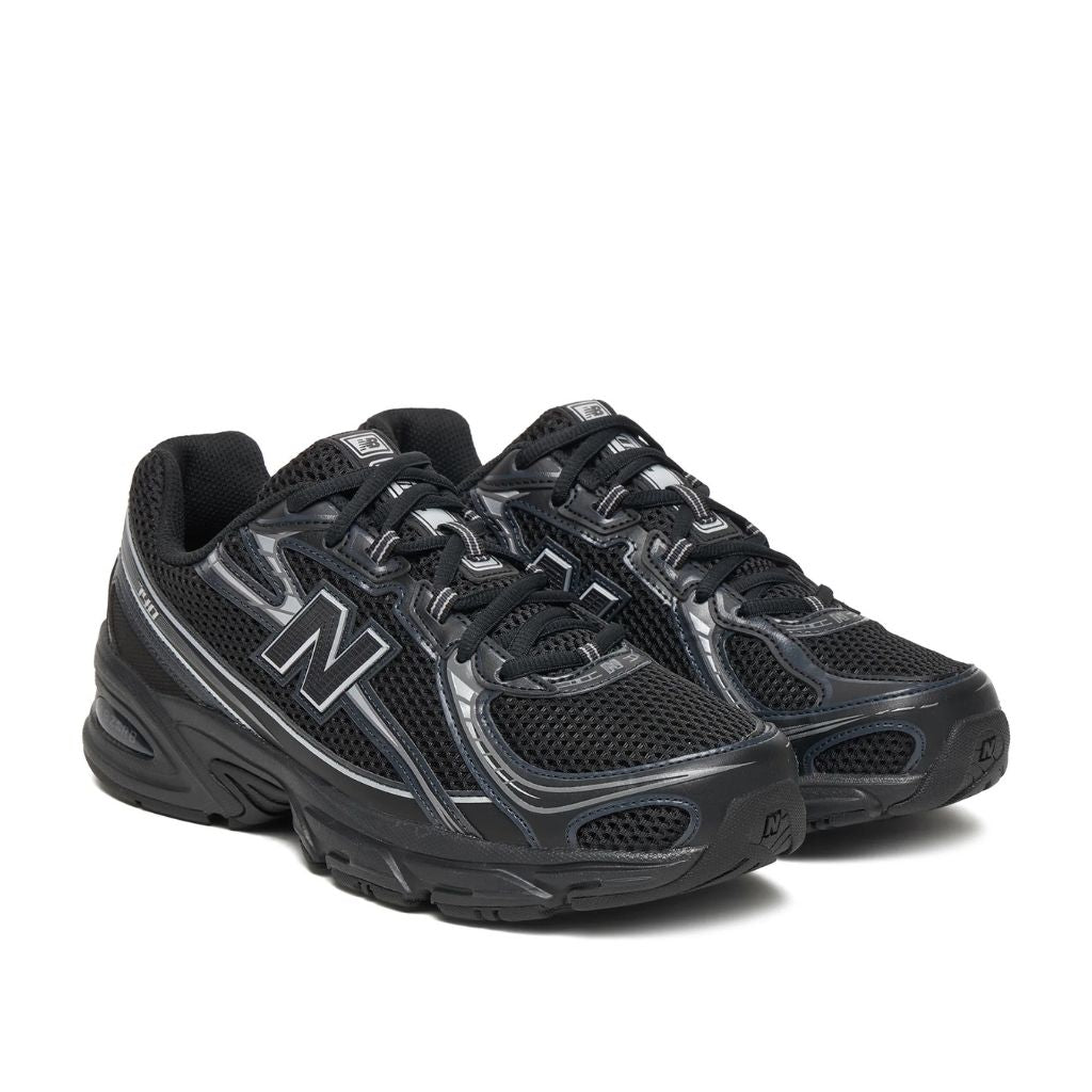 Sneaker New Balance 740 total black, dettagli silver, suola ABZORB.