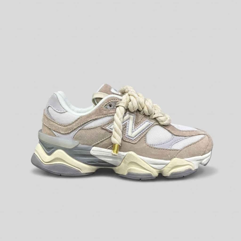 Sneaker New Balance 9060 beige camoscio con laccio a treccia corda naturale e passante dorato