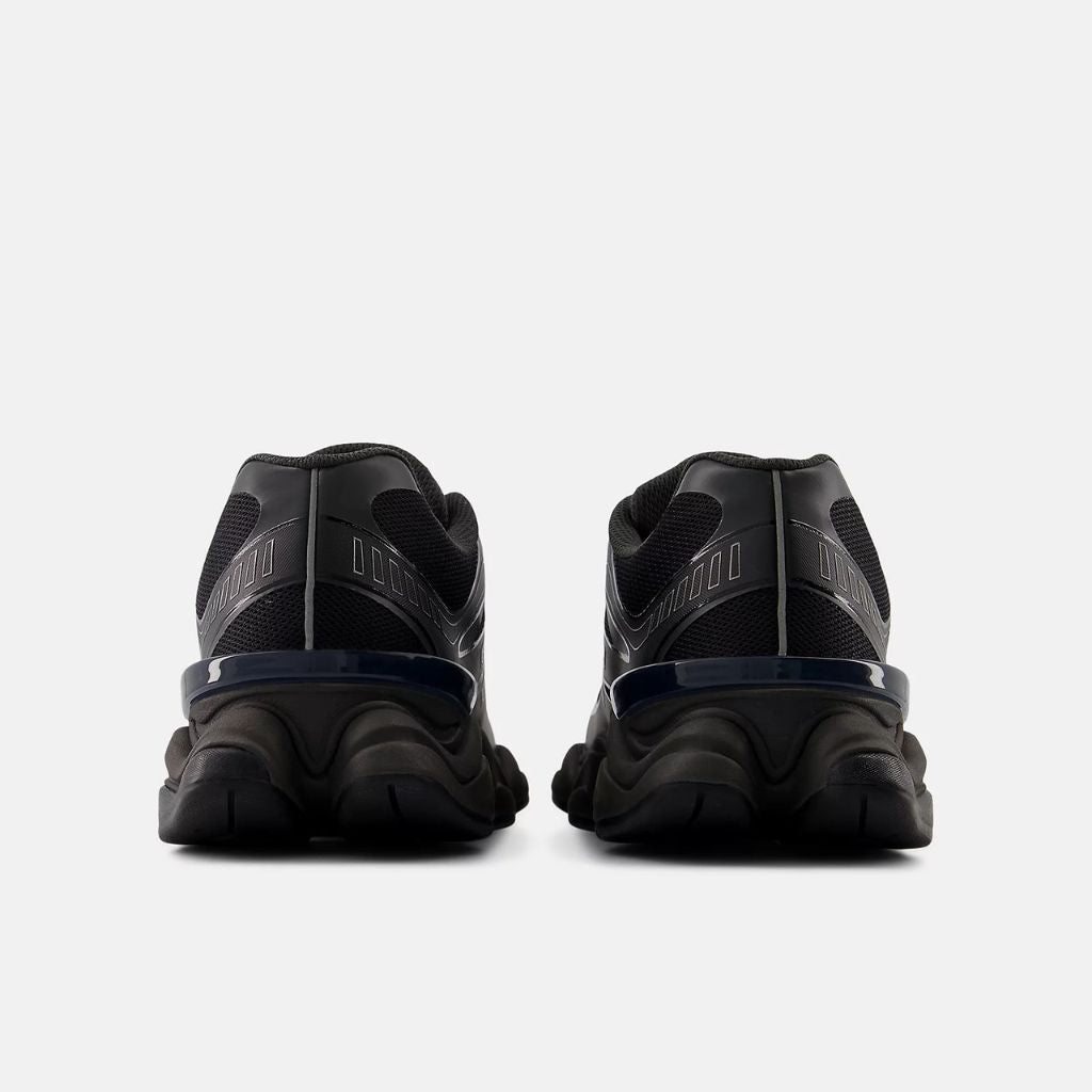 Sneaker New Balance 9060 con intersuola scolpita e barre di oscillazione