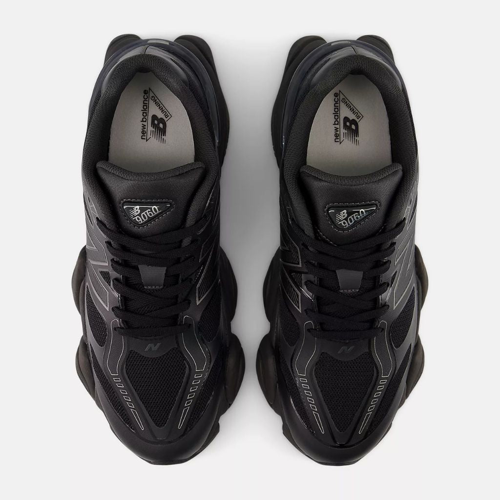 Sneaker New Balance 9060 con intersuola scolpita e barre di oscillazione