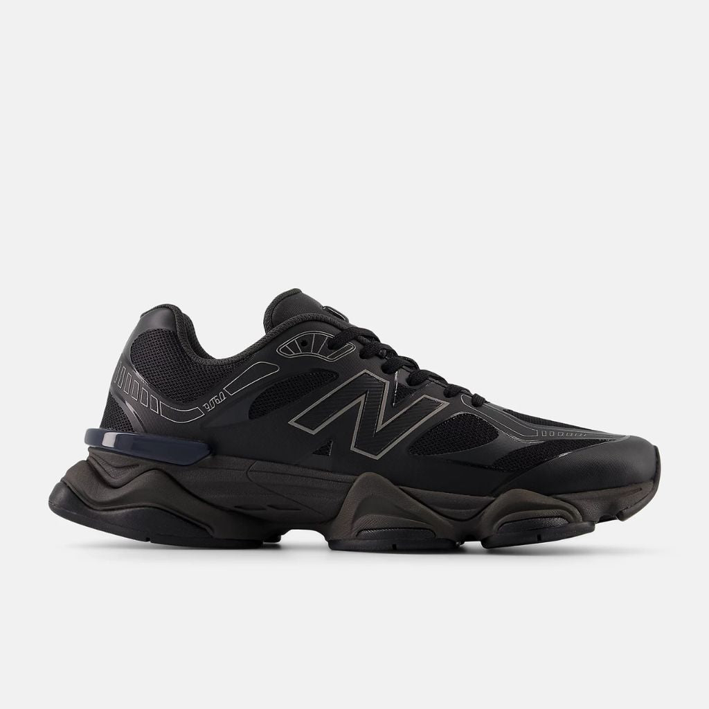 Sneaker New Balance 9060 con intersuola scolpita e barre di oscillazione