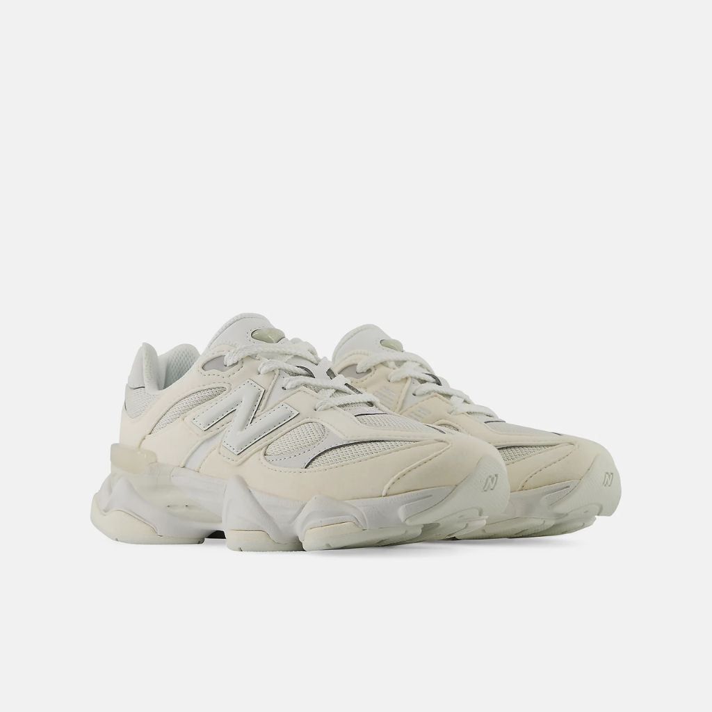 New Balance 9060 Reflection da bambino total off-white con suola chunky, vista frontale doppia