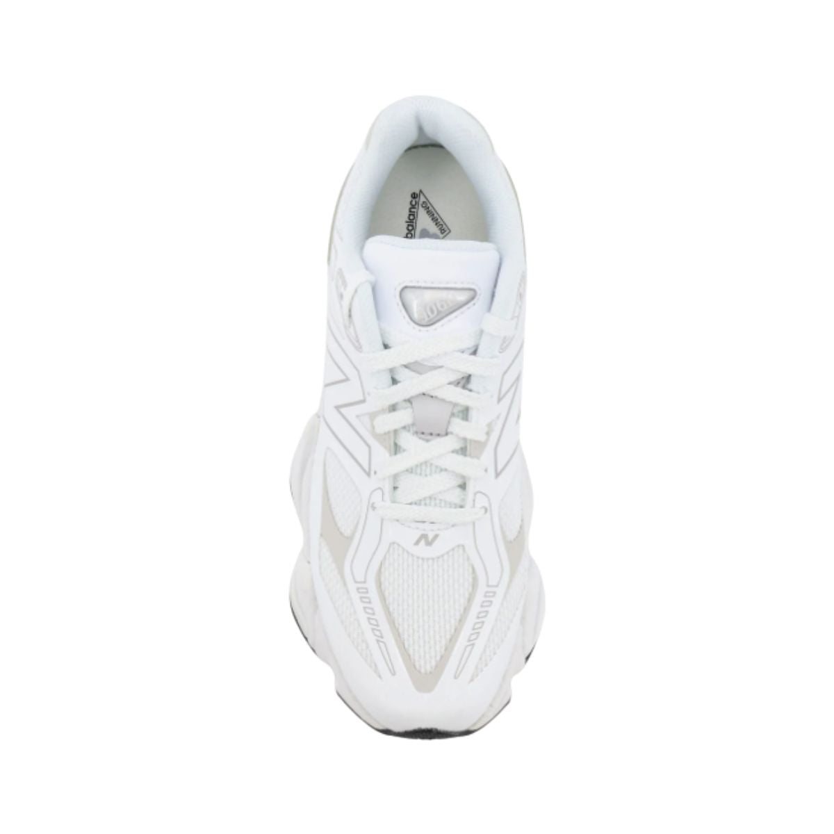 Sneaker New Balance 9060 bianca con tomaia in mesh e materiale gommato, intersuola ammortizzata ABZORB e iconico logo "N" laterale.
