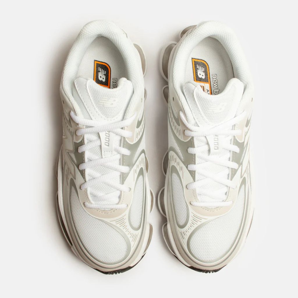 Sneakers New Balance ABZORB 2000 bianche con dettagli azzurri e argento, caratterizzate da tomaia in mesh e suola tecnica ammortizzata con tecnologia ABZORB.