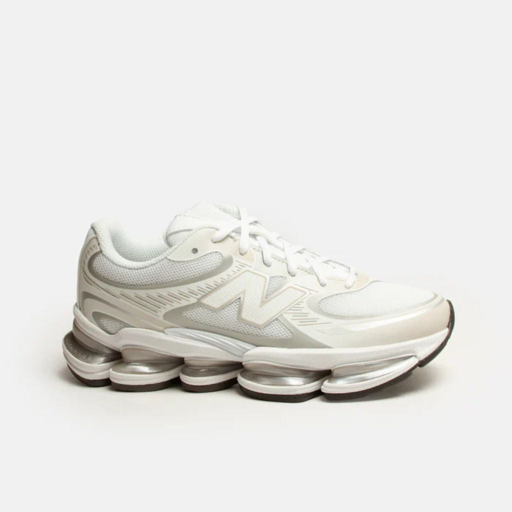 Sneakers New Balance ABZORB 2000 bianche con dettagli azzurri e argento, caratterizzate da tomaia in mesh e suola tecnica ammortizzata con tecnologia ABZORB.