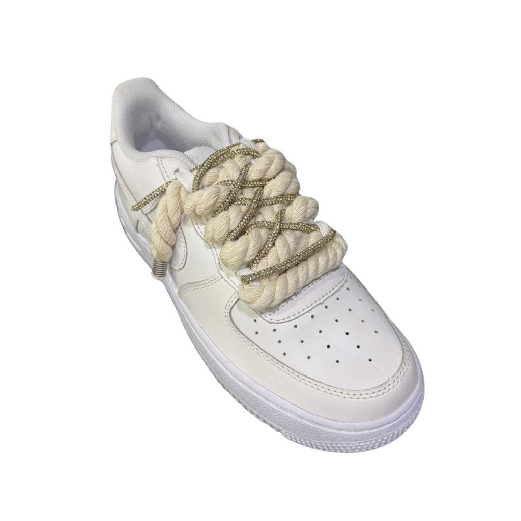 Nike Air Force 1 Low bianca con lacci panna e strass oro