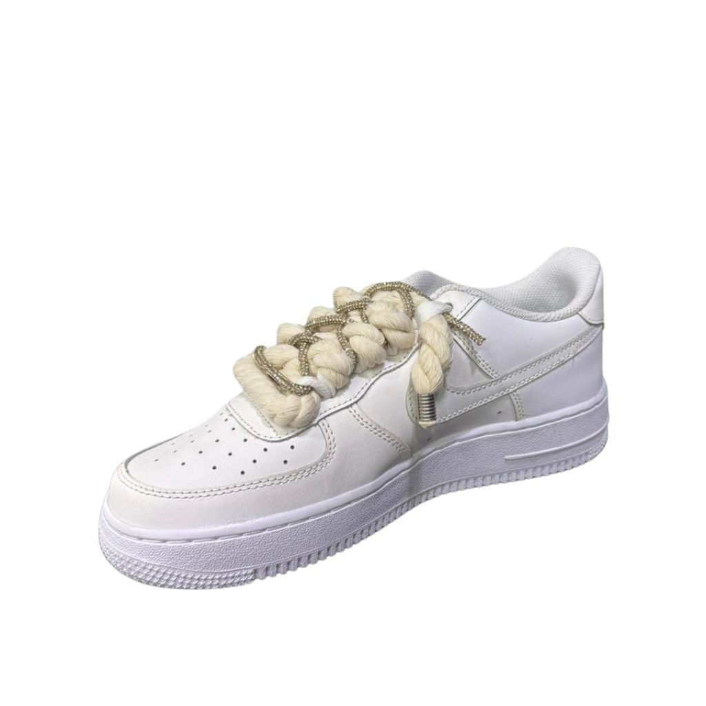 Nike Air Force 1 Low bianca con lacci panna e strass oro