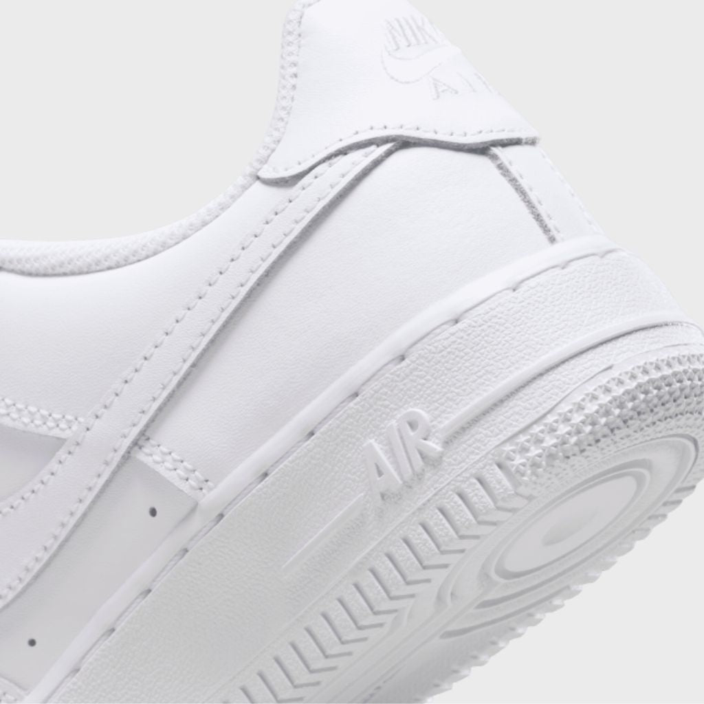 Sneaker Nike Air Force 1 junior total white, tomaia in pelle, suola Air.
