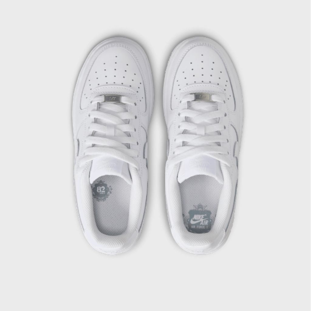 Sneaker Nike Air Force 1 junior total white, tomaia in pelle, suola Air.