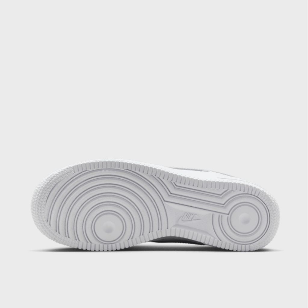 Sneaker Nike Air Force 1 junior total white, tomaia in pelle, suola Air.