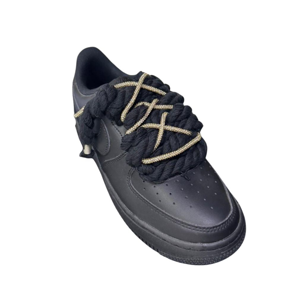 Nike Air Force 1 Low nera con lacci corda e strass oro