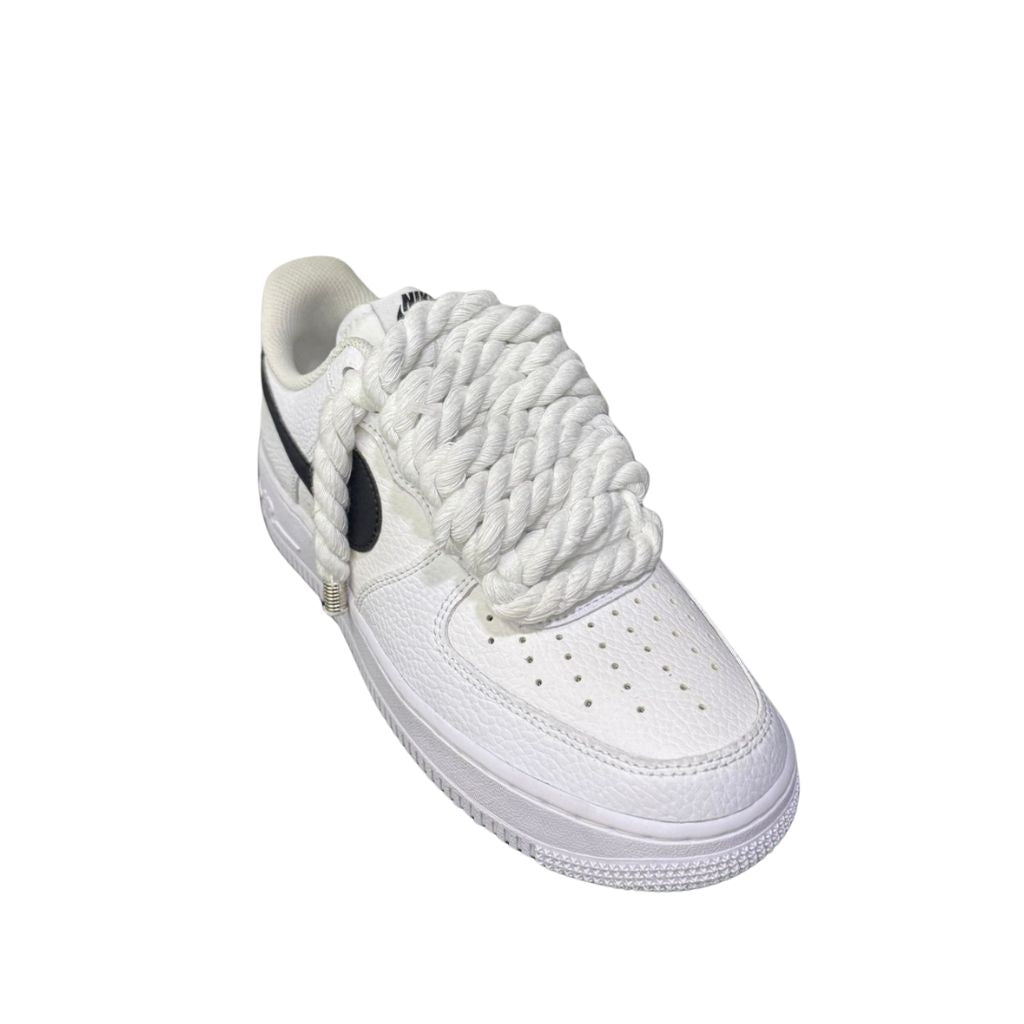 Nike Air Force 1 Low bianca con swoosh nero e lacci corda bianchi