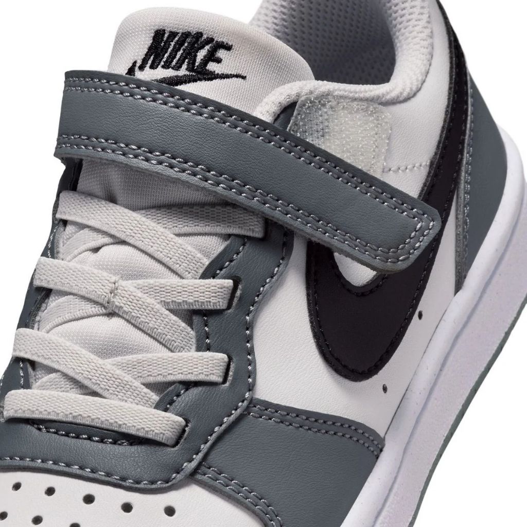 Sneakers Nike Court Borough bianche e grigie da bambino con Swoosh nero e strappo