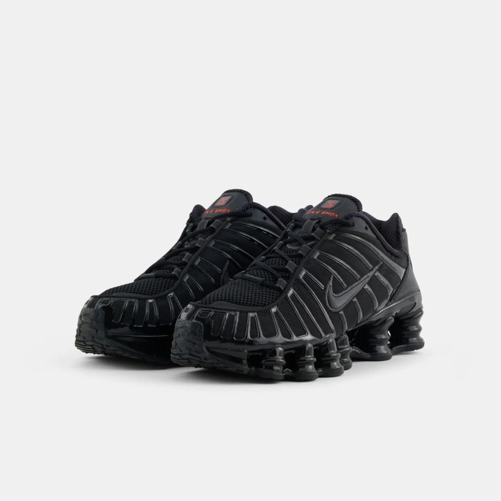 Vista laterale delle sneaker Nike Shox TL nella colorazione Black Metallic Hematite, con l'iconica suola a colonne e dettagli neri lucidi su tomaia in mesh.
