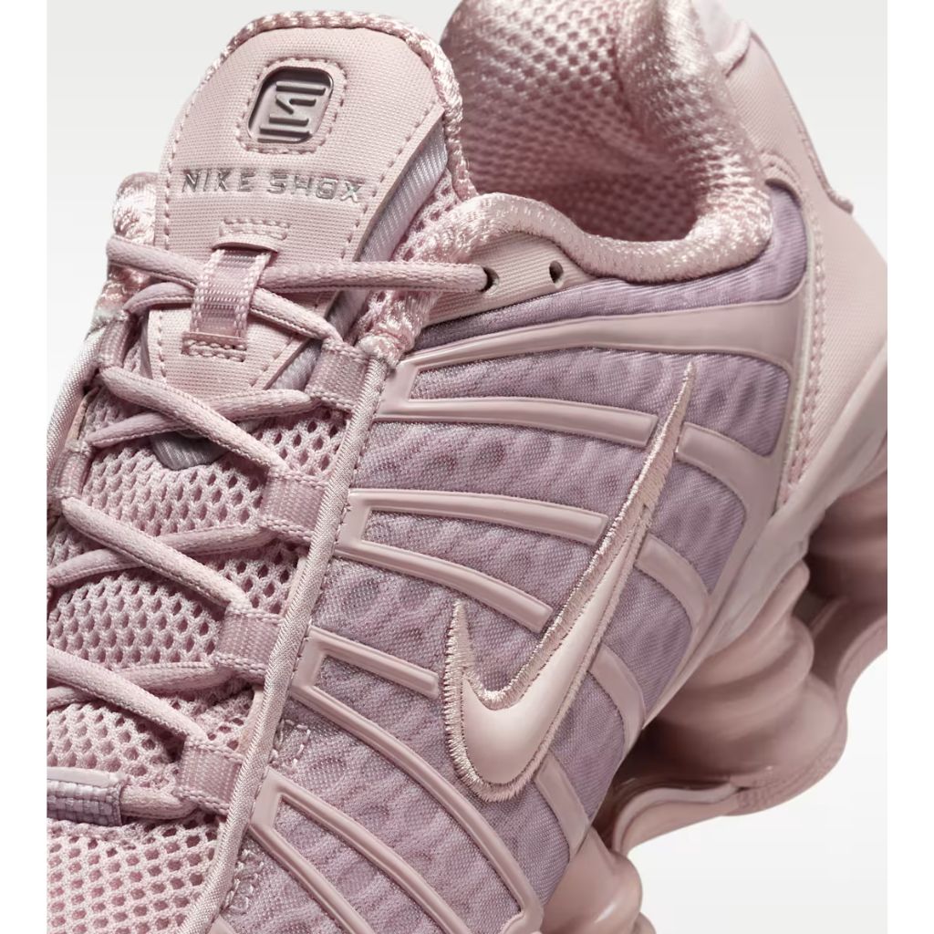 Sneaker Nike Shox TL nella colorazione Particle Rose con dettagli in argento metallizzato e suola con colonne ammortizzanti integrali.