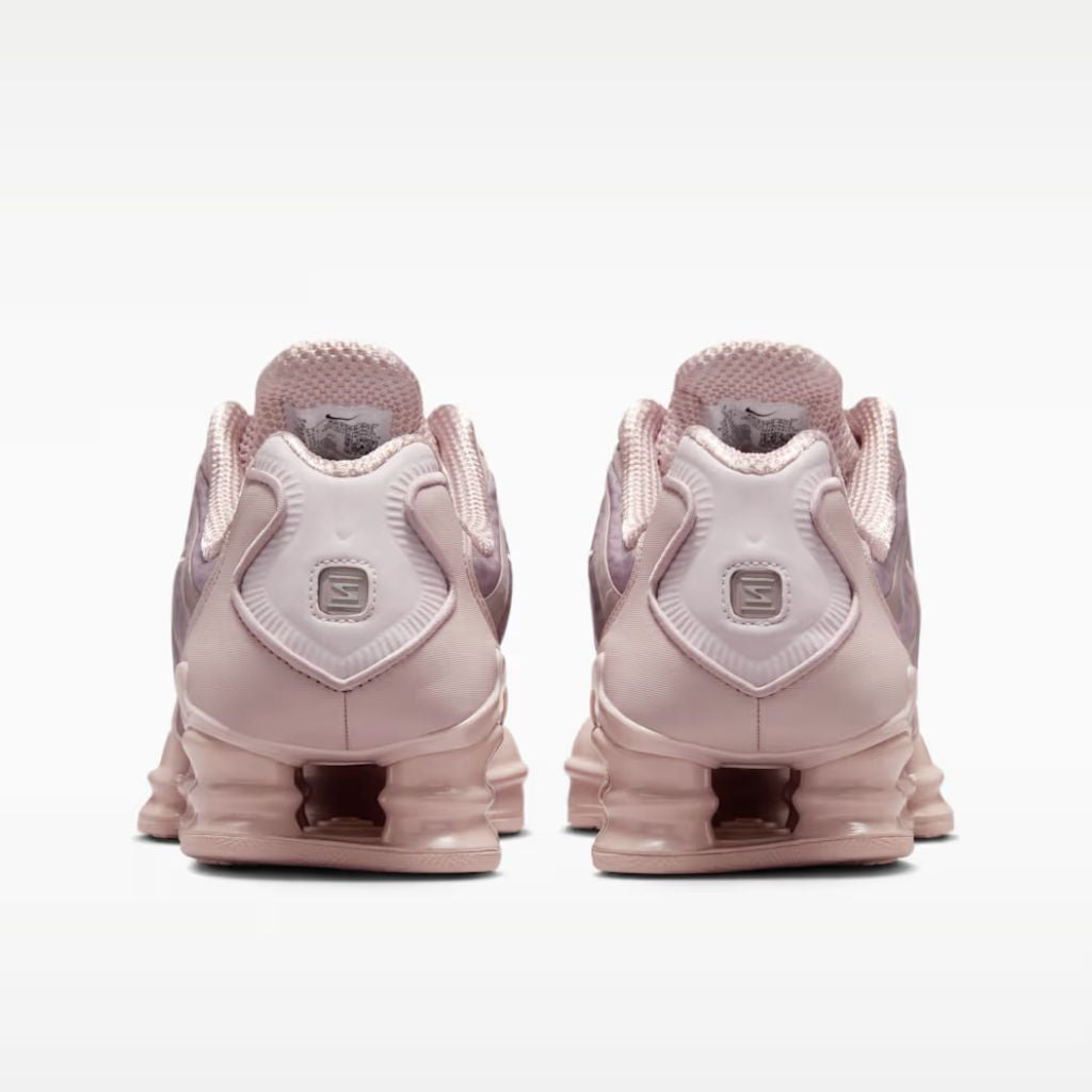 Sneaker Nike Shox TL nella colorazione Particle Rose con dettagli in argento metallizzato e suola con colonne ammortizzanti integrali.