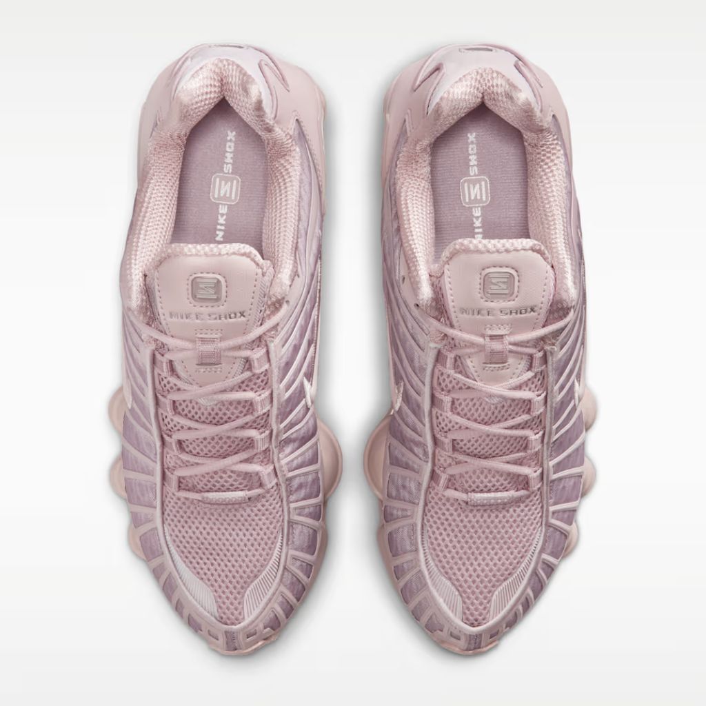 Sneaker Nike Shox TL nella colorazione Particle Rose con dettagli in argento metallizzato e suola con colonne ammortizzanti integrali.