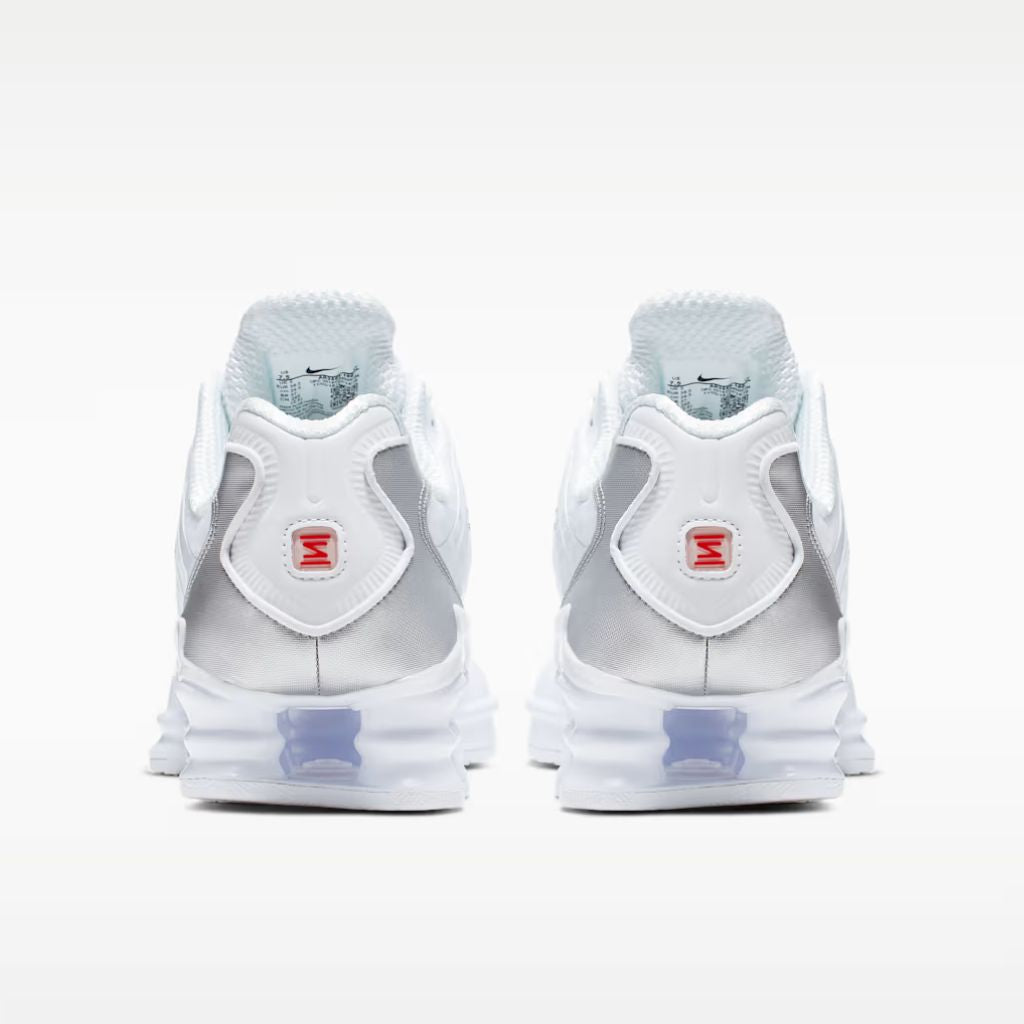 Sneaker Nike Shox TL total white con gabbia in TPU e dettagli argento metallizzato, caratterizzata dall'intersuola a colonne ammortizzanti su tutta la lunghezza.