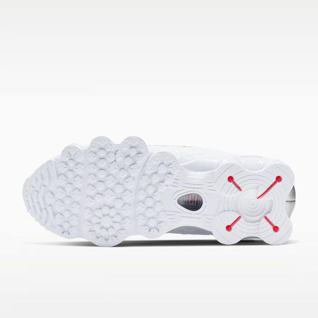 Sneaker Nike Shox TL total white con gabbia in TPU e dettagli argento metallizzato, caratterizzata dall'intersuola a colonne ammortizzanti su tutta la lunghezza.