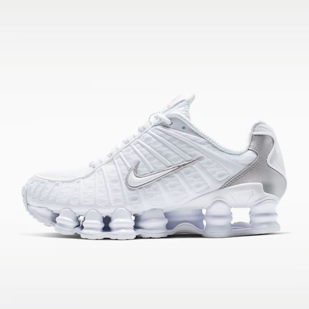 Sneaker Nike Shox TL total white con gabbia in TPU e dettagli argento metallizzato, caratterizzata dall'intersuola a colonne ammortizzanti su tutta la lunghezza.