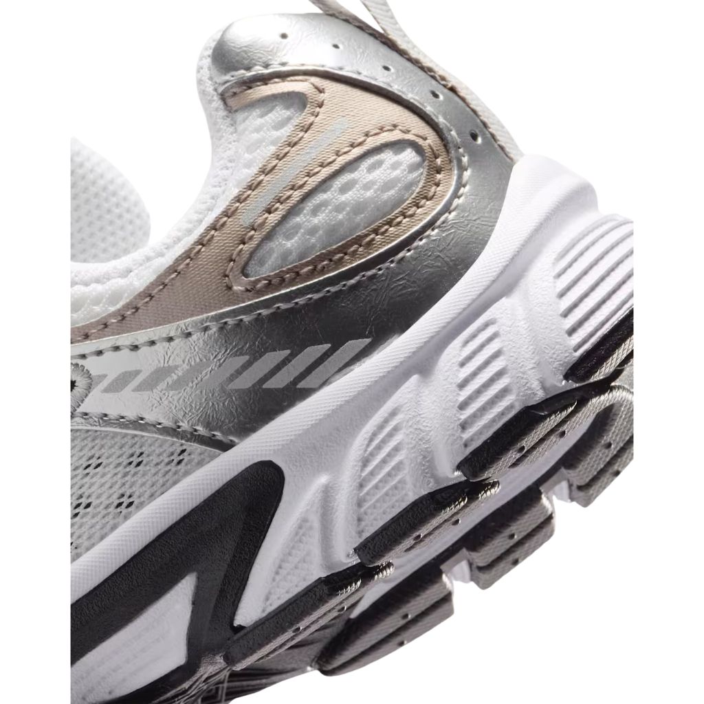 Sneakers Nike da bambino bianche con inserti argento