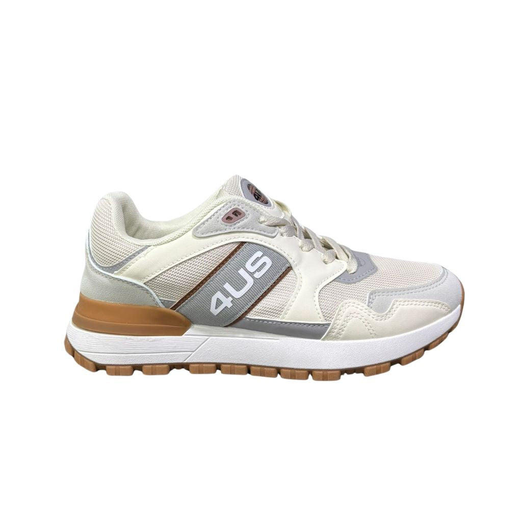 Sneakers da uomo Paciotti 4US bianche in mesh e ecopelle con dettagli color cuoio, logo laterale esteso e suola sportiva tipo running.