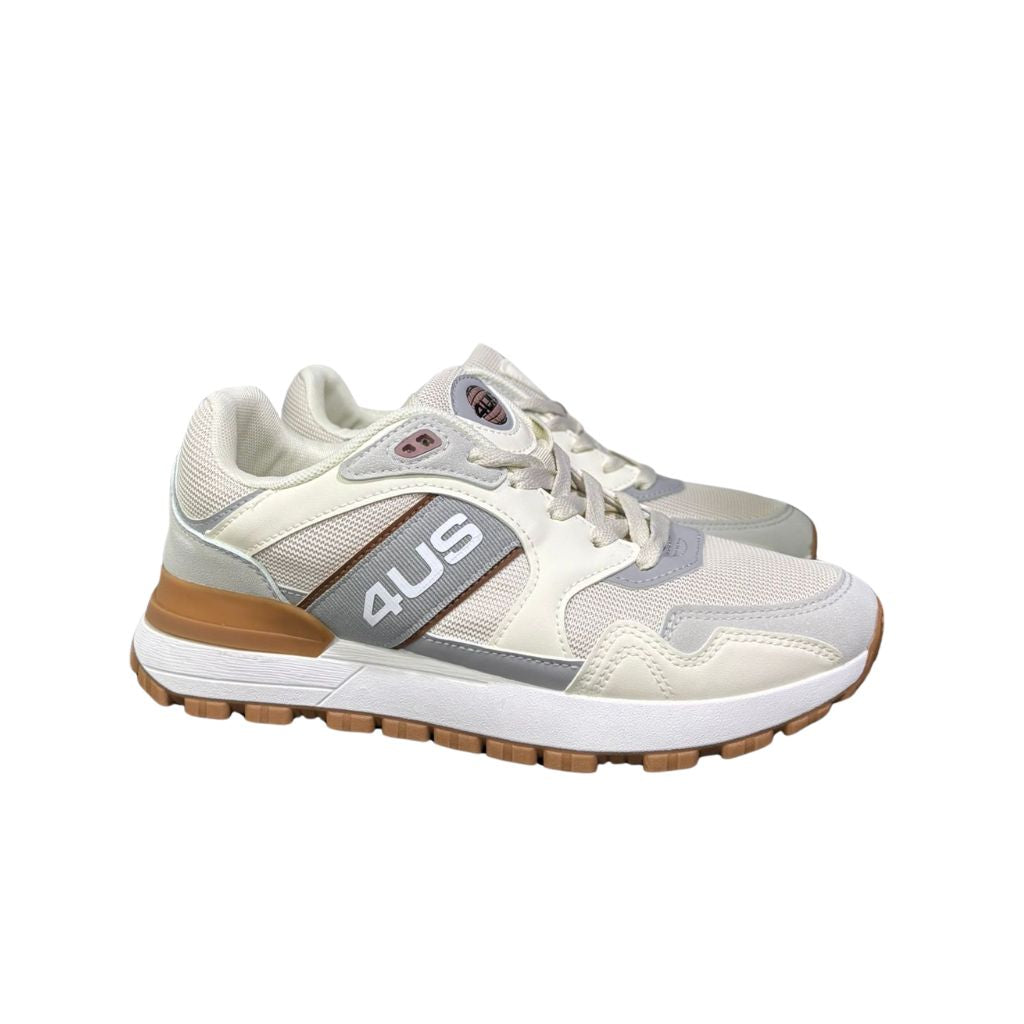 Sneakers da uomo Paciotti 4US bianche in mesh e ecopelle con dettagli color cuoio, logo laterale esteso e suola sportiva tipo running.