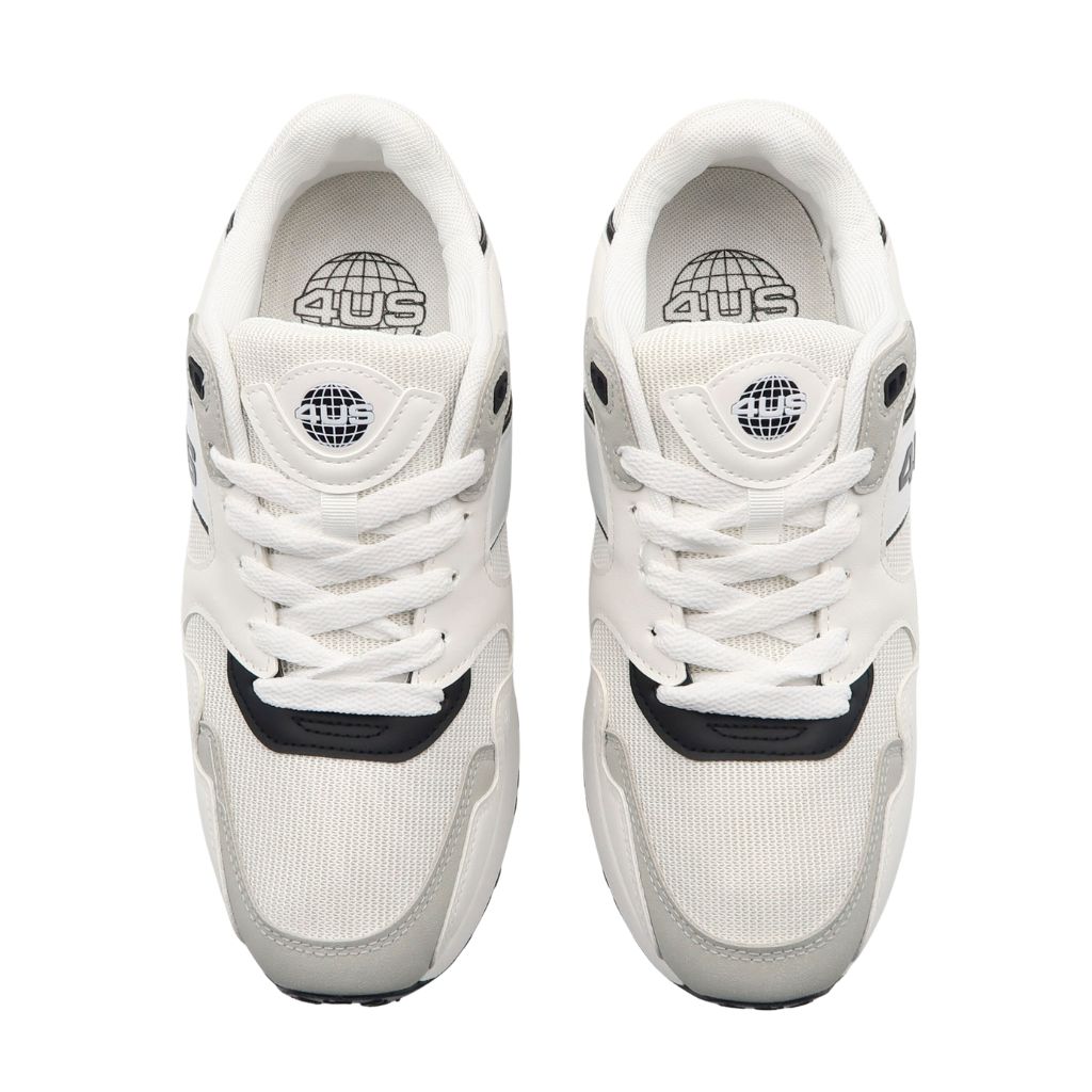Sneakers da uomo Paciotti 4US bianche in mesh e ecopelle con dettagli color nero, logo laterale esteso e suola sportiva tipo running.