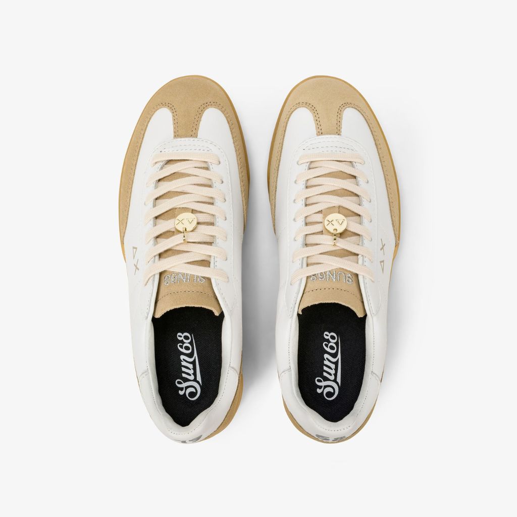 Sneaker Sun68 California in pelle bianca con inserti suede beige e suola in gomma e charm dorato logato sui lacci.