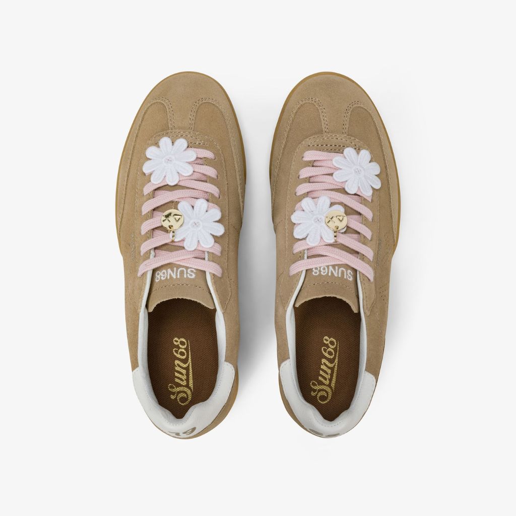 Sneaker donna Sun68 California beige in suede con lacci rosa, fiori intrecciati, charm dorato e suola in gomma coordinata