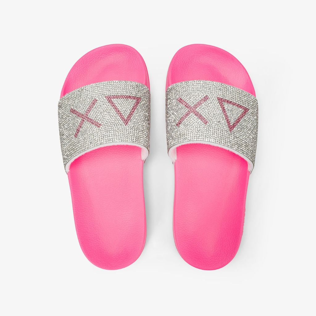 Primo piano di ciabatte estive SUN68 con fascia fuxia impreziosita da una fitta trama di mini strass luccicanti su suola ergonomica.
