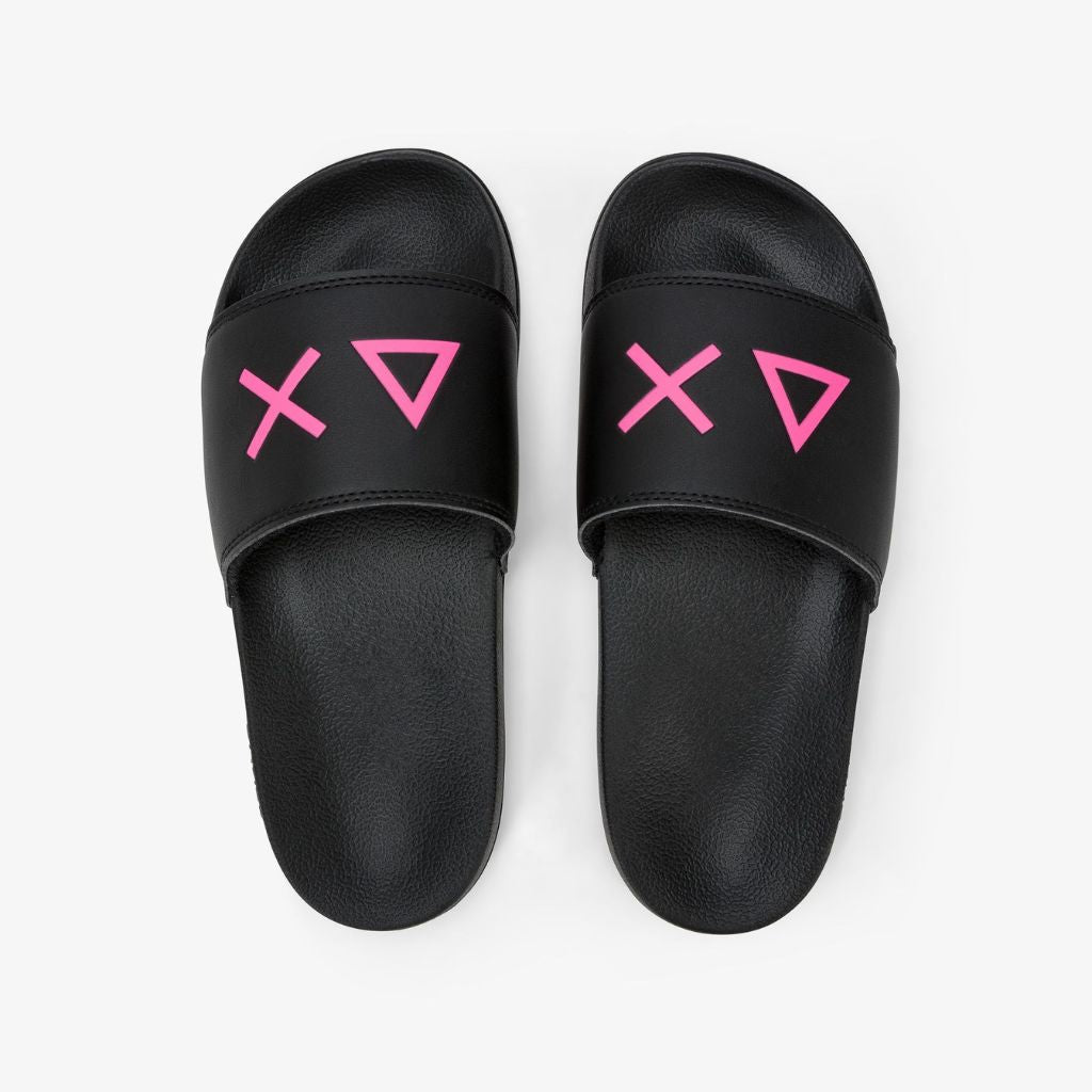 Ciabatte Sun68 in nero con logo fuxia. Design minimalista e versatile, perfette per il comfort quotidiano